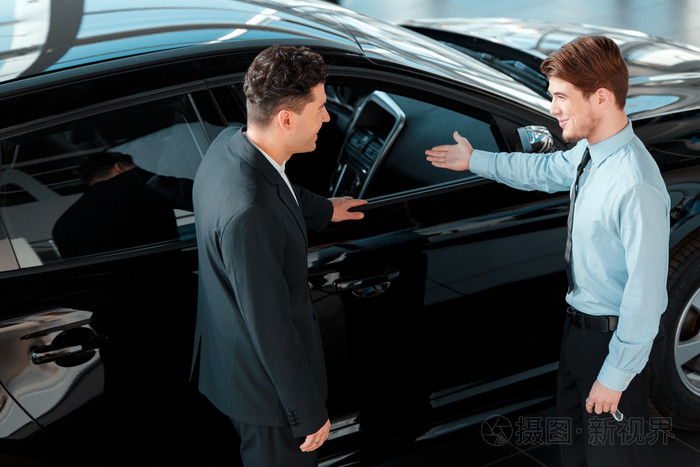 汽车销售员和顾客谈话
